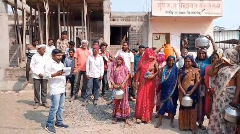 4 दिनों से पानी बंद, बर्तनों के साथ ग्रामवासियों का मोर्चा